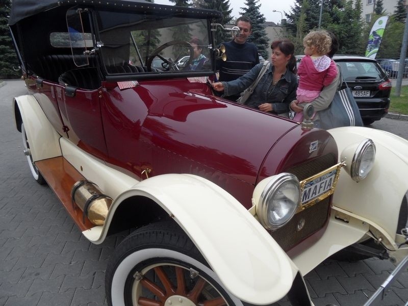 Buick Touring z 1918 na prąd przyjechał do Jaworzna [ZOBACZ]