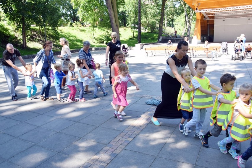 Czytanie zbliża. Młodzież i dziennikarze czytali dzieciaczkom wiersze i razem bawili się w parku