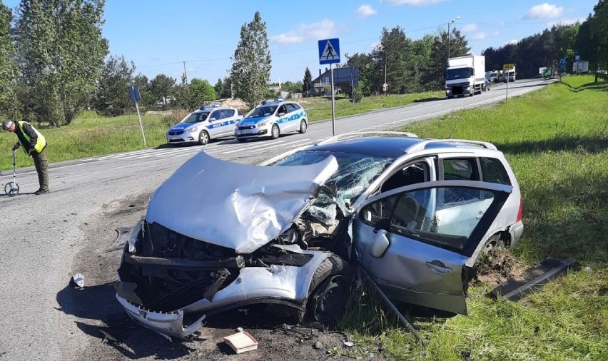 Zderzyły się dwa pojazdy osobowe. Pięć osób zostało...