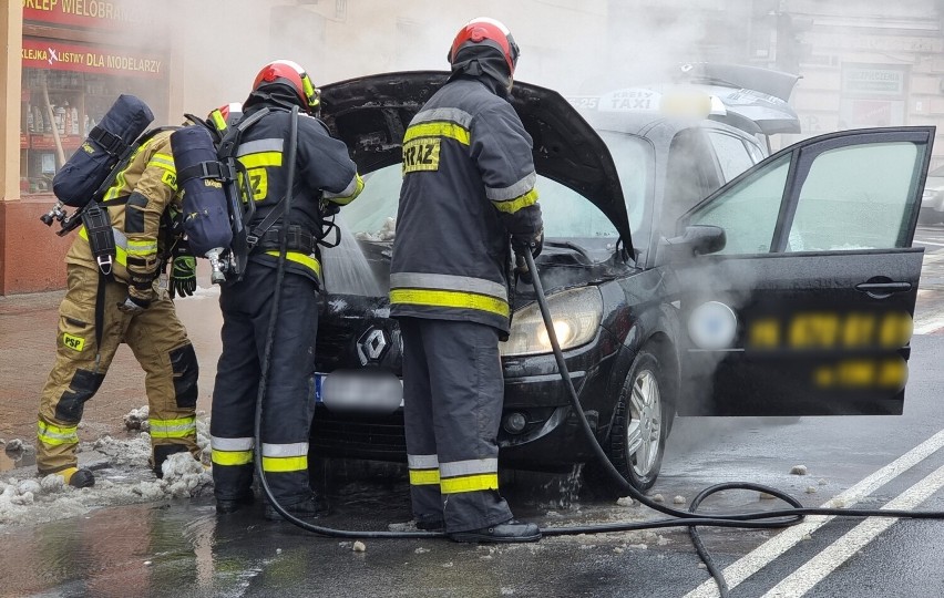 Pożar osobowego renault na ul. 3 Maja w Przemyślu. Auto jeździło jako taksówka [ZDJĘCIA]