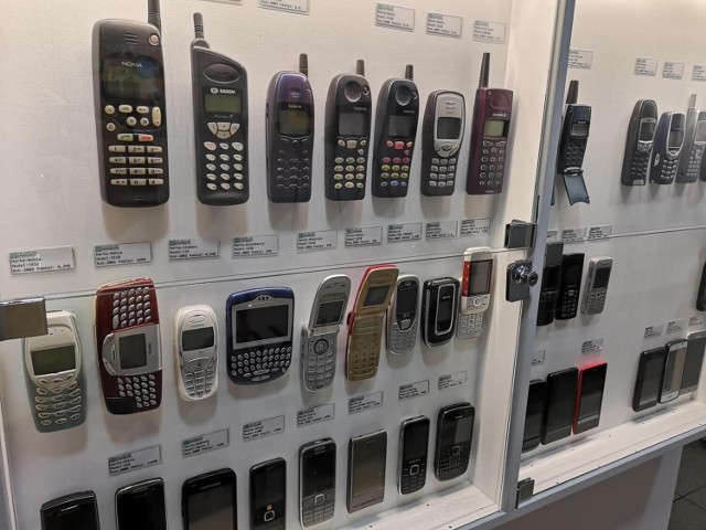 Jeśli masz w domu stare telefony koniecznie zobacz czy nie są sporo warte. Zebraliśmy dla Was stare komórki, które są aktualnie najbardziej poszukiwane. Szczegóły na kolejnych zdjęciach >>>

