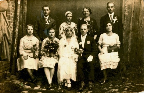 Wanda i Witold po ślubie w oszmiańskim kościele pw. św. Michała Archanioła. Rok 1933