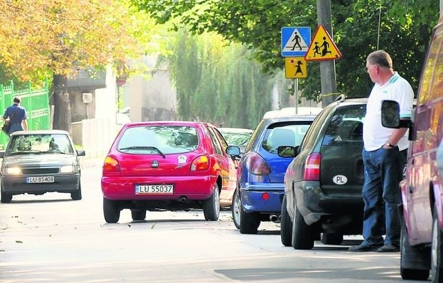 Spotkanie dwóch aut na ul. Sierocej może się skończyć kolizją, gdy część ulicy zastawiają samochody.