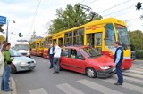 Kolizja tramwaju z renault na Piotrkowskiej [ZDJĘCIA]