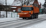 Miasto przygotowane na zimę, pługi na ulicach