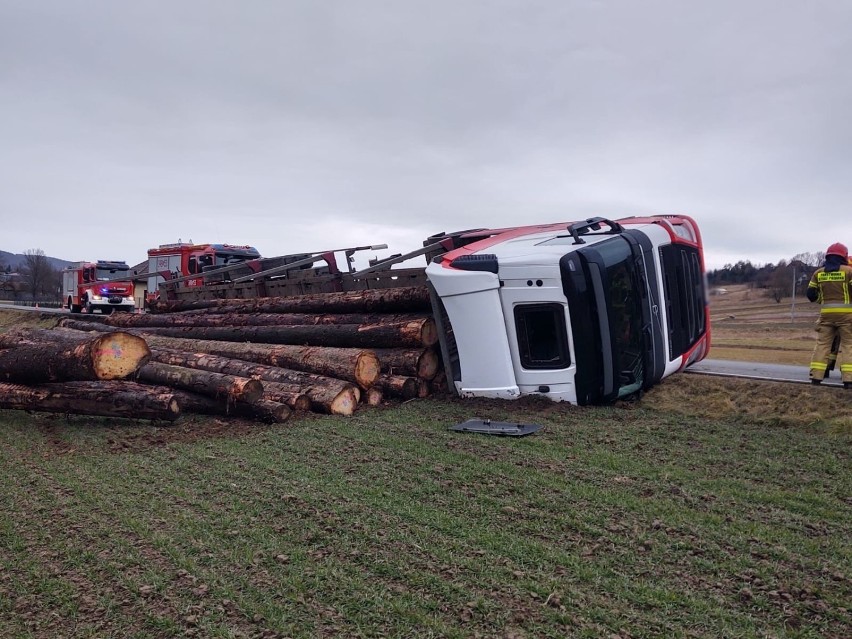 Ciężarówka z drewnem wywrócona w przydrożnym rowie koło Nowego Sącza