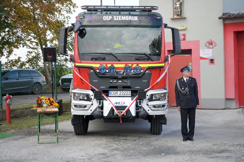 Strażakom z OSP Szembruk oficjalnie przekazano samochód