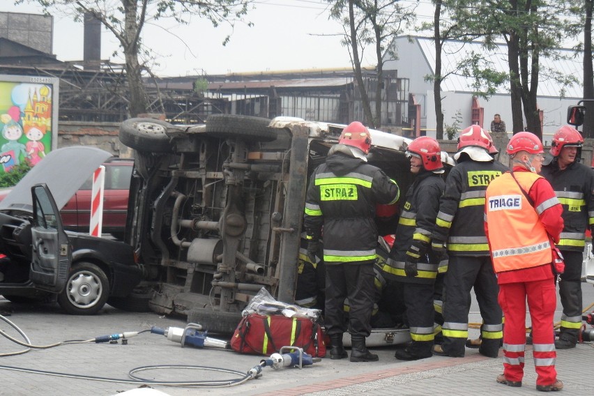 Chorzów: Wypadek przy wjeździe na estakadę. To ćwiczenia [WIDEO + ZDJĘCIA]