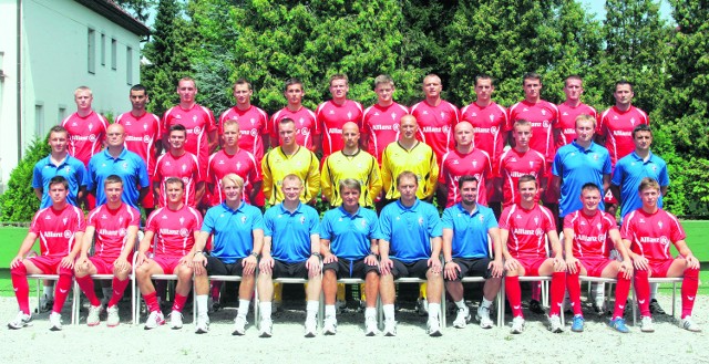 W górnym rzędzie (od lewej): Mariusz Magiera, Idan Shriki, Adam Marciniak, Daniel Gołębiewski, Paweł Olkowski, Tomasz Zahorski, Gabriel Nowak, Adam Banaś, Arkadiusz Milik, Kamil Szymura, Mariusz Przybylski, Michał Bemben; w środkowym rzędzie (od lewej): Sebastian Jagiełło (masażysta), Włodzimierz Duś (fizjoterapeuta), Michal Gasparik, Adam Danch, Łukasz Skorupski, Mateusz Sławik, Boris Pesković, Michał Pazdan, Mateusz Mączyński, Marcin Prasoł (statystyk-analityk), Michał Klich (trener przygotowania fizycznego); w dolnym rzędzie (od lewej): Rafał Pietrzak, Paweł Thomik, Piotr Gierczak, Jarosław Tkocz (trener bramkarzy), Bogdan Zając (asystent trenera), Adam Nawałka (trener), Marek Piotrowicz (asystent trenera), Bartłomiej Spałek (fizjoterapeuta), Aleksander Kwiek, Marcin Wodecki, Michał Płonka