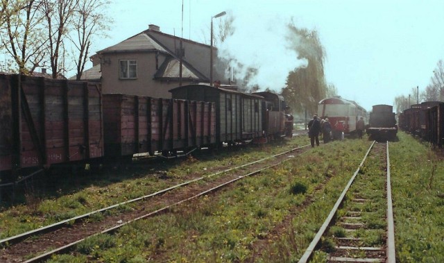 Z początkiem roku często zastanawiamy się jak było kiedyś, jak wyglądało miasto w którym żyjemy. Udajcie się z nami w podróż do 1994 roku. Zobaczcie jak wyglądała Kazimierza Wielka. Na zdjęciu ostatni pociąg w Kazimierzy Wielkiej. Na zdjęciu widać formowanie składu na wyjazd do Skalbmierza. Czerwony wagon to 3A przemalowany w agregat prądotwórczy jako wagon barowy >>>ZOBACZ WIĘCEJ NA KOLEJNYCH SLAJDACH