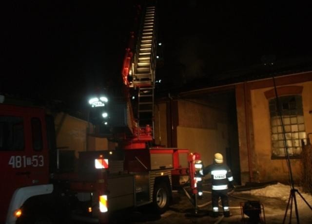 Informacja o pożarze w kompleksie budynków przy ul. Towarowej do Stanowiska Kierowania PSP w Skarżysku-Kamiennej, wpłynęła tuż po godzinie 2:30. Na miejsce pożaru w pierwszym rzucie zostały zadysponowane jednostki gaśnicze z JRG Skarżysko-Kamienna. Pożar, który obejmował poddasze i wnętrze budynku klubu &#8222;Tokarnia&#8221; bardzo szybko rozprzestrzeniał się na pozostałą część budynku i już po chwili obejmował konstrukcję dachu. Walka z żywiołem prowadzona przez strażaków biorąc pod uwagę, że był już to