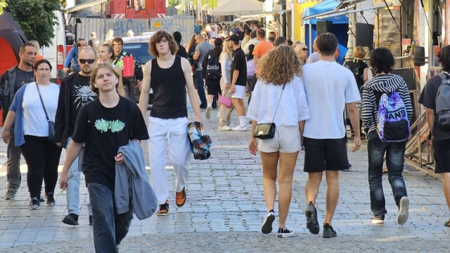 Na kieleckim deptaku nie brakowało ludzi. Zobaczcie na kolejnych zdjęciach, co oferują food trucki.