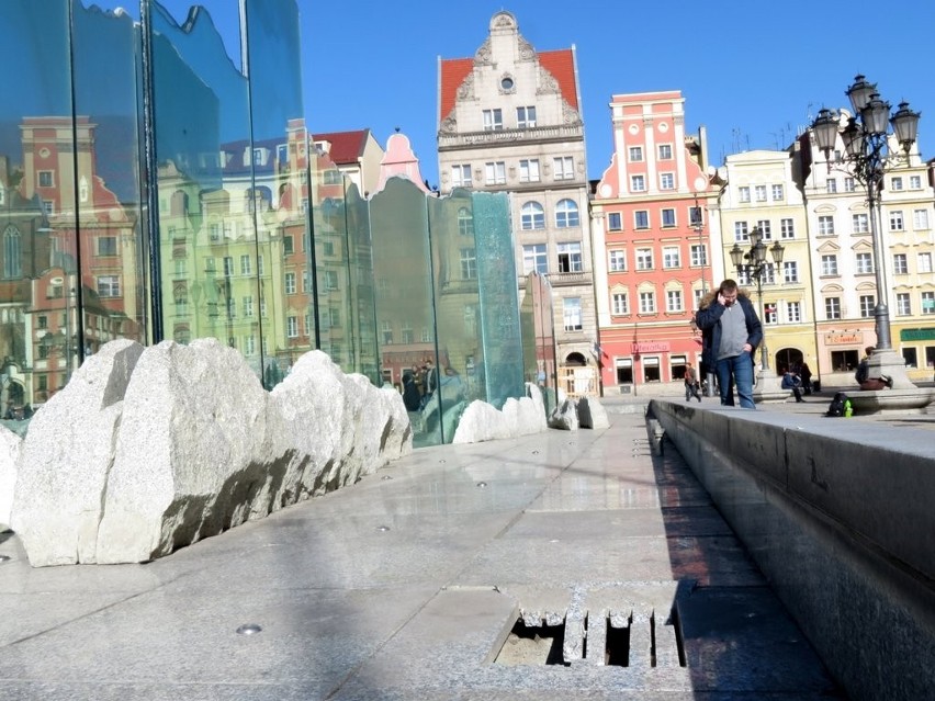 Wrocław: Zniszczono fontannę na Rynku
