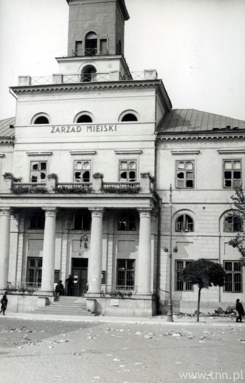 Fronton magistratu po bombardowaniu w 1939 roku