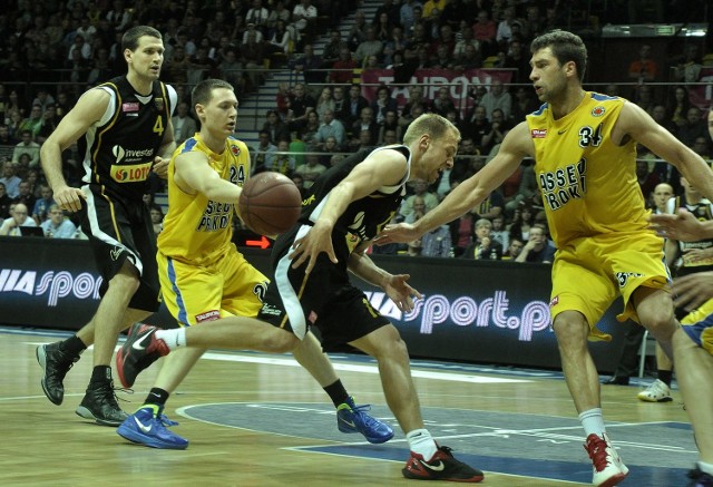 02.06.2012 gdynia polska liga koszykowki - piaty mecz finalowy o mistrzostwo polski asseco prokom gdynia - trefl sopot na zdjeciu: od lewj john turek (4) michael kuebler (24) lukasz koszarek (15) adam hrycaniuk (34) fot. przemek swiderski/polskapresse dziennik baltycki