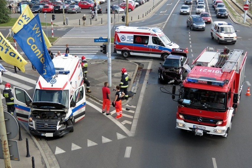 Wrocław: Wypadek karetki na pl. Solidarności (ZDJĘCIA)