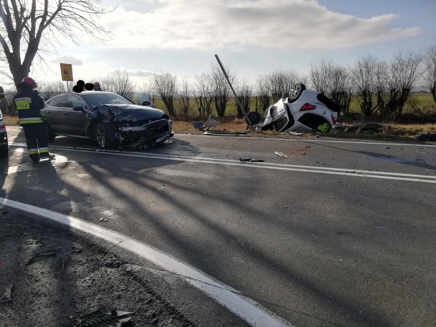 Czołówka na drodze Świdnica – Strzegom. Jeden z kierowców w szpitalu (ZDJĘCIA)