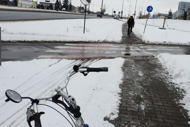 Władze Łodzi zapowiedziały przed nadejściem zimy, że na ich zlecenie firmy odśnieżające miasto będą zajmowały się także drogami rowerowymi. W środę (13 stycznia) sprawdziliśmy, jak wygląda wypełnianie tej obietnicy. 

>>> Więcej informacji przy kolejnej ilustracji >>>

Na zdjęciu przejazd rowerowy Rokicińska/Wałowa