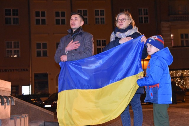 Wiec "Solidarni z Ukrainą" na Rynku w Grudziądzu. Na zdjęciu: Lekarz z Ukrainy Mykhailo Kazantsev pracujący w Grudziądzu: - Musimy być razem niezależnie od narodowości, od tego jakie mamy poglądy polityczne, religijne.