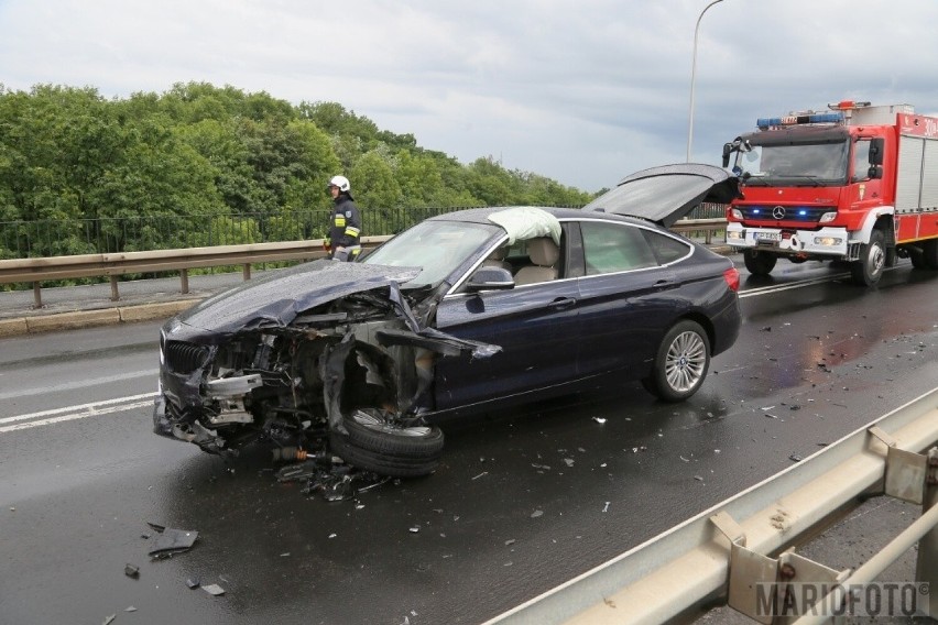 BMW i seat zderzył się na wiadukcie w Opolu.