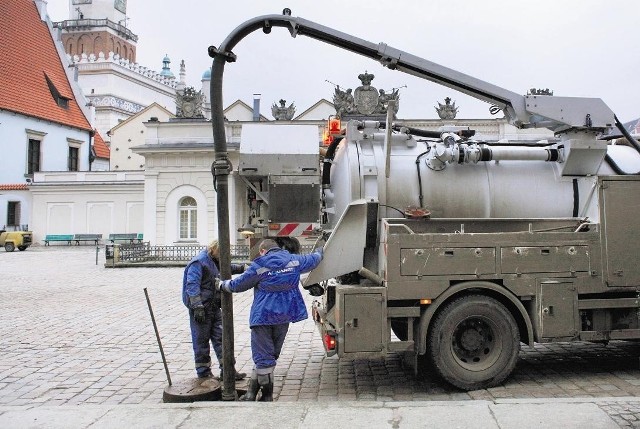 Ścieki z kanalizacji na Starym Rynku kilkakrotnie w ciągu doby wywozi wóz asenizacyjny