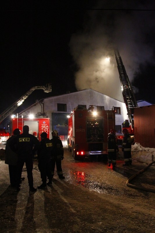 Janikowo: Płonie wielka hala magazynowa! Pożar gasi ponad 20 strażackich zastępów [ZDJĘCIA]
