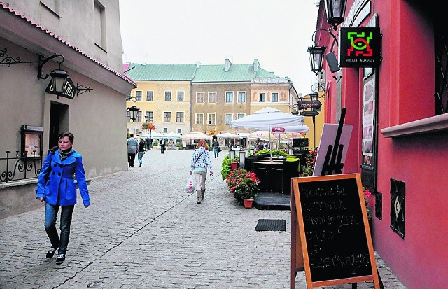 Dziś Stare Miasto tętni życiem, pełno tu barów i restauracji. Jak wyglądało kiedyś? Można to zobaczyć na widokówce z naszej kolekcji dołączonej do Kuriera