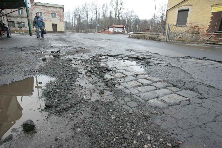 Tak otrzymasz odszkodowanie za zniszczone auto na dziurach [PORADNIK DZ]