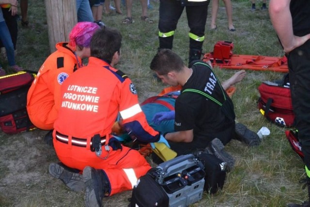 Podczas sobótek w Kiełpinie doszło do dramatycznego wypadku, mężczyzna spadł z wysokiego słupa na plecy.