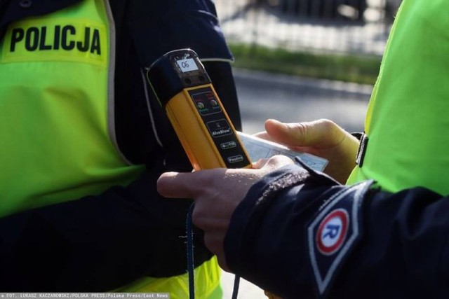 Za kierowanie w stanie nietrzeźwości grozi kara nawet do 2 lat pozbawienia wolności, wysoka grzywna oraz zakaz prowadzenia pojazdów.