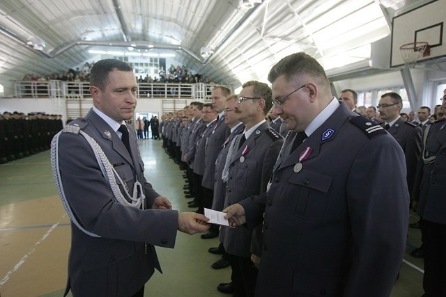 Odznaczenia Zasłużony policjant wręczał Śląski Komendant...