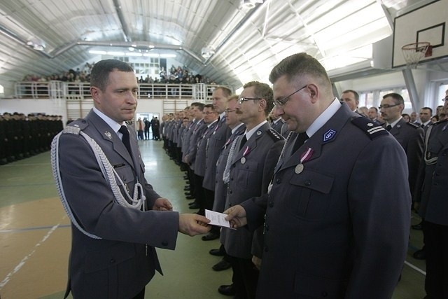 Odznaczenia Zasłużony policjant wręczał Śląski Komendant Wojewódzki Policji nadinspektor Dariusz Działo