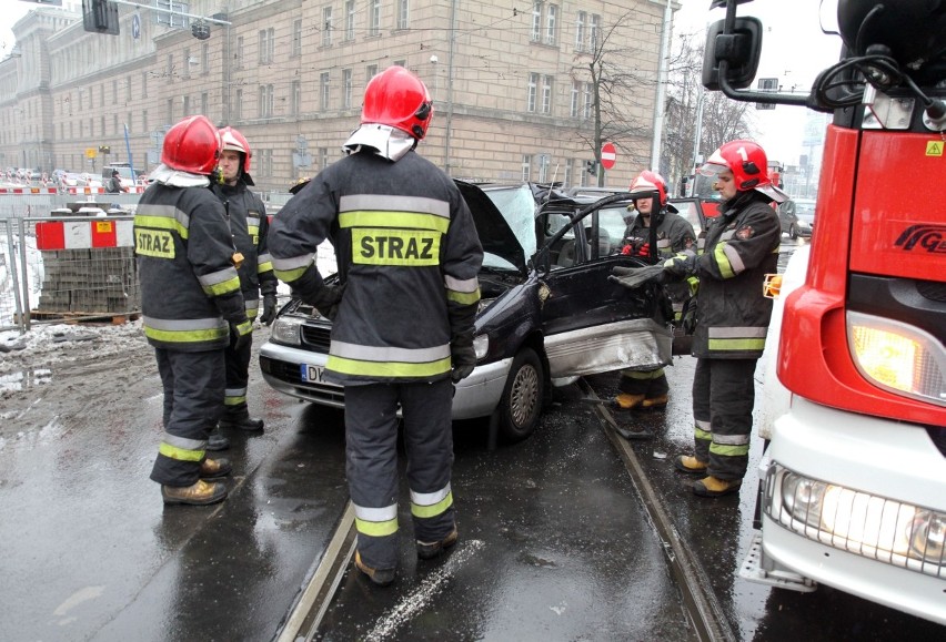 Wrocław: Wypadek na Podwalu. Dwie osoby odwiezione do szpitala (ZDJĘCIA)
