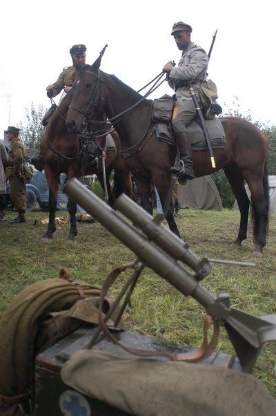 Pilnik militarny przy schronie bojowym uświetnił pokaz...