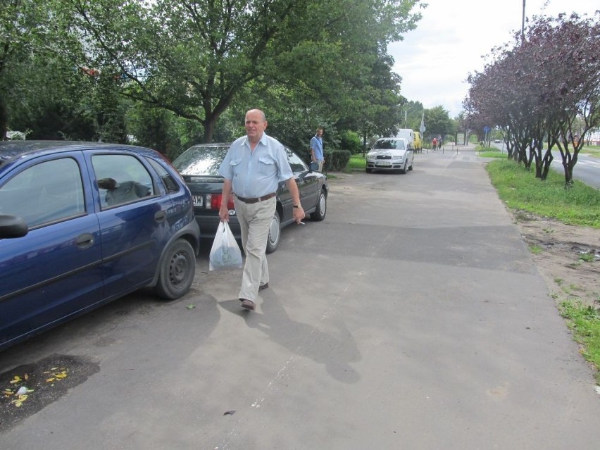 Wrocław: Na Nowym Dworze brakuje miejsc parkingowych. Kierowcy korzystają z dróg dla pieszych