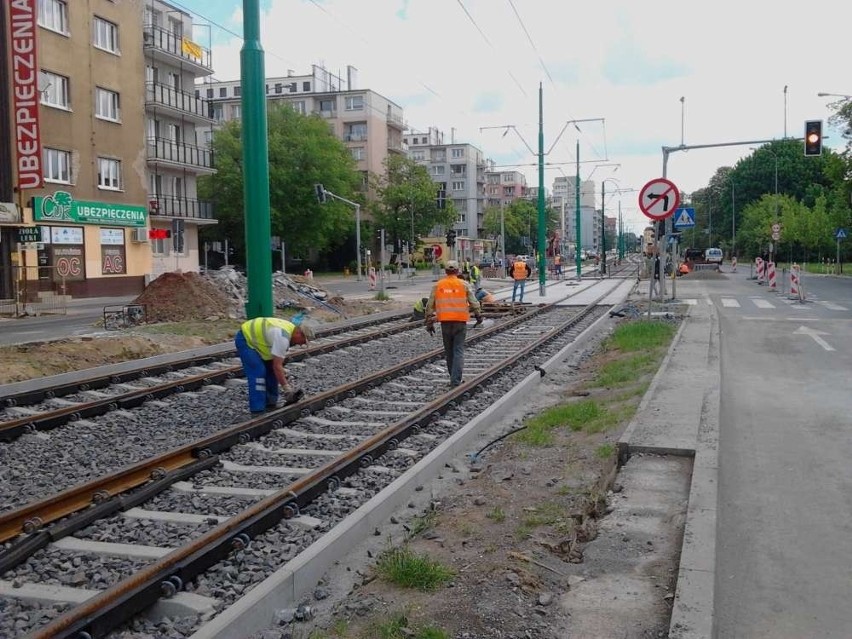 Szyny już leżą, stoją słupy trakcyjne, zamontowano kable -...