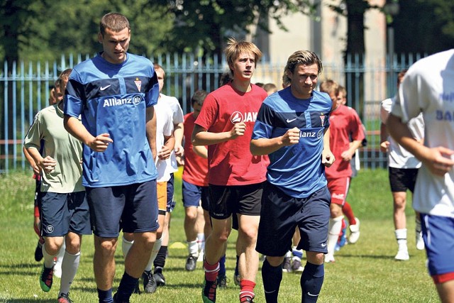 Trener Górnika Adam Nawałka nie widzi miejsca w pierwszym zespole dla Pawła Strąka (z lewej) i Roberta Szczota.