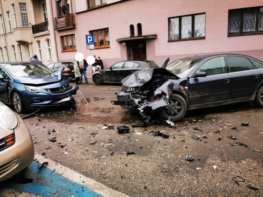 Czołowe zderzenie aut na ul. Świętej Trójcy w Bydgoszczy