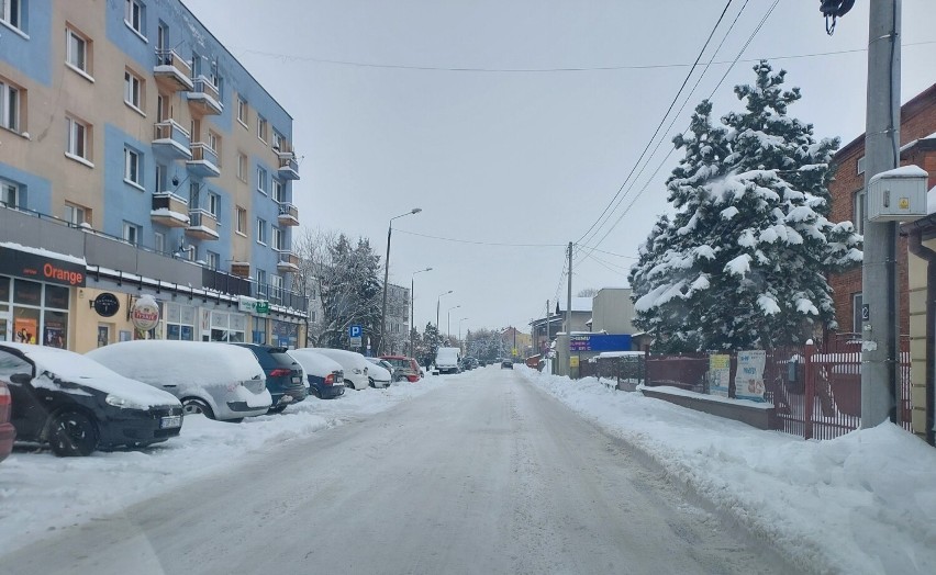 Atak zimy w Opatowie. Trudne warunki na ulicach w mieście....