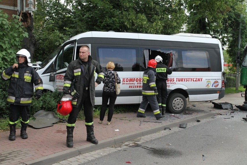 Wypadek w Psarach: Ciężarówka zderzyła się z busem. Są ranni (ZDJĘCIA)