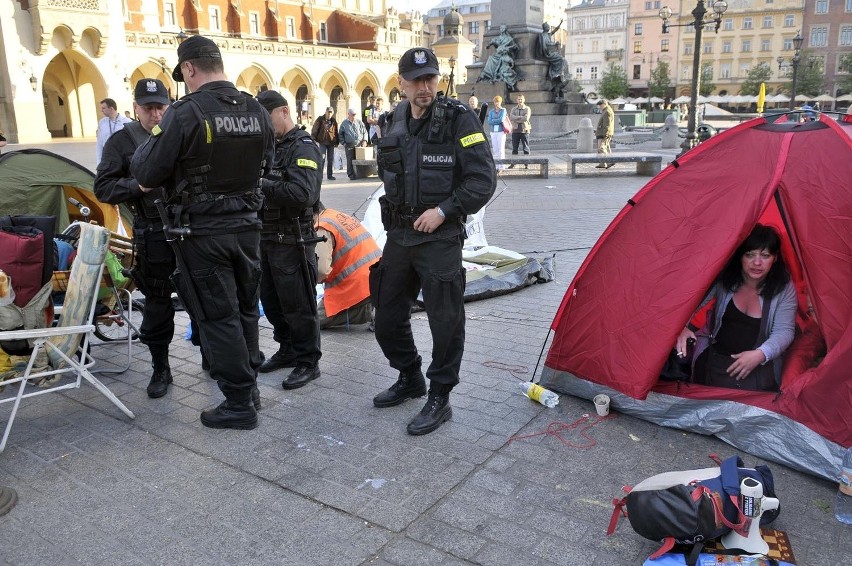 Policja usunęła protestujących z Rynku [ZDJĘCIA]