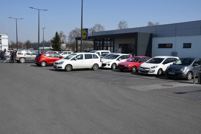 W sobotę, 28 marca sprawdziliśmy, jak wygląda ruch przy największych dyskontach i marketach spożywczych. Około godziny 13 większość miejsc na parkingach przy Lidlach,  Biedronkach i Auchanie była zajęta ale nie można mówić o tłoku. Klienci w zdecydowanej większości nie wychodzili z wózkami "obładowanymi" do pełna, raczej kupowali podstawowe produkty spożywcze. 

Zobaczcie zdjęcia

>>> ZOBACZ WIĘCEJ NA KOLEJNYCH ZDJĘCIACH 