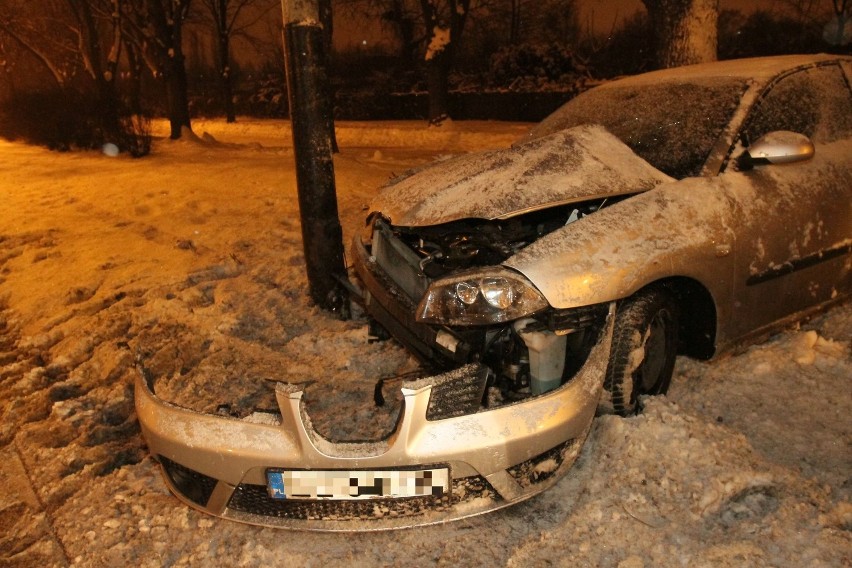 Samochód rozbił się na latarni na Rydza-Śmigłego [ZDJĘCIA]