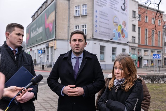 Konferencja ws. gdańskiej uchwały krajobrazowej. W konferencji na skwerze przy pomniku Jana III Sobieskiego wzięli udział wiceprezydent Piotr Grzelak oraz radni Piotr Borawski i Beata Dunajewska [24.03.2018]