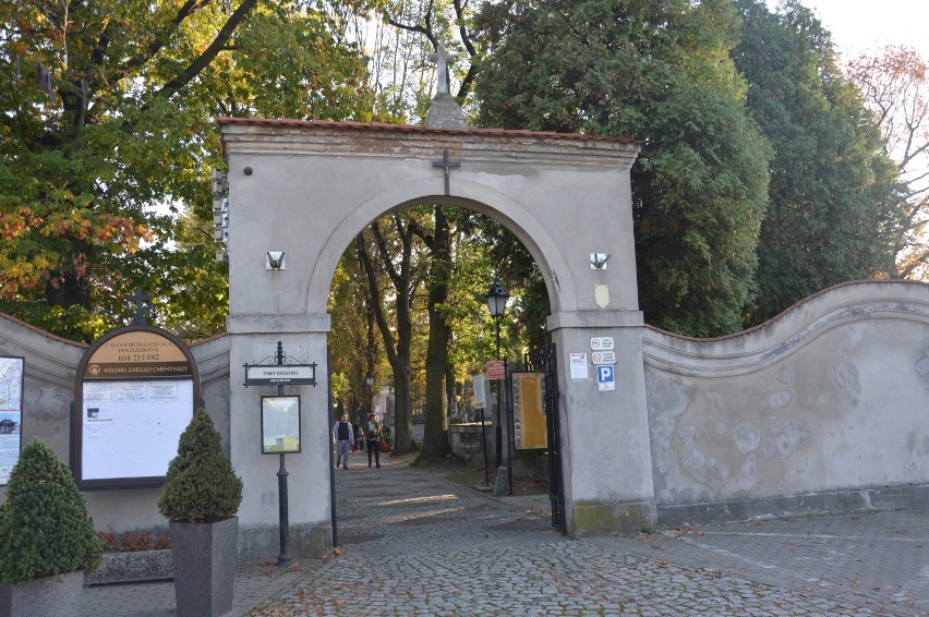 Spacer po Starym Cmentarzu w Tarnowie to lekcja historii