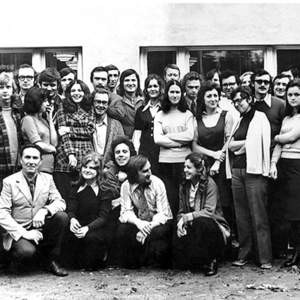 Zdjęcie orkiestry z listopada 1974 roku przed budynkiem TKKF na Dębinkach. 
Fot. archiwum PFB