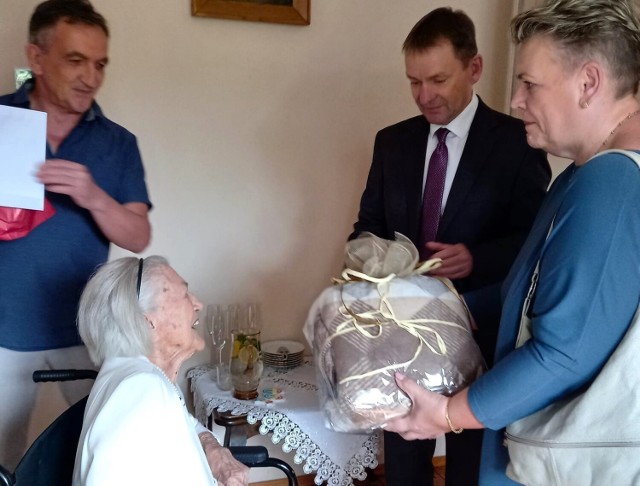 Z okazji 100 urodzin życzenia jubilatce Alinie Giembickiej złożył burmistrz Leszek Tabor oraz Małgorzata Kozłowska, dyrektor Miejsko-Gminnego Ośrodka Pomocy Społecznej.