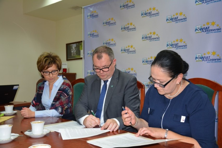 Podpisanie umowy na dofinansowanie drogi Dobrzyca - Izbiczno w ramach Programu Rozwoju Gminnej i Powiatowej Infrastruktury Drogowej