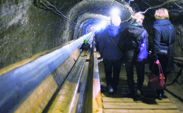 Do kopalni w Bochni prowadzi kilka dróg, w tym 140-metrowa zjeżdżalnia!