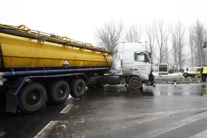 Lubin: Autobus zderzył się z cysterną